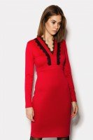 Платье красного цвета с отделкой кружевом